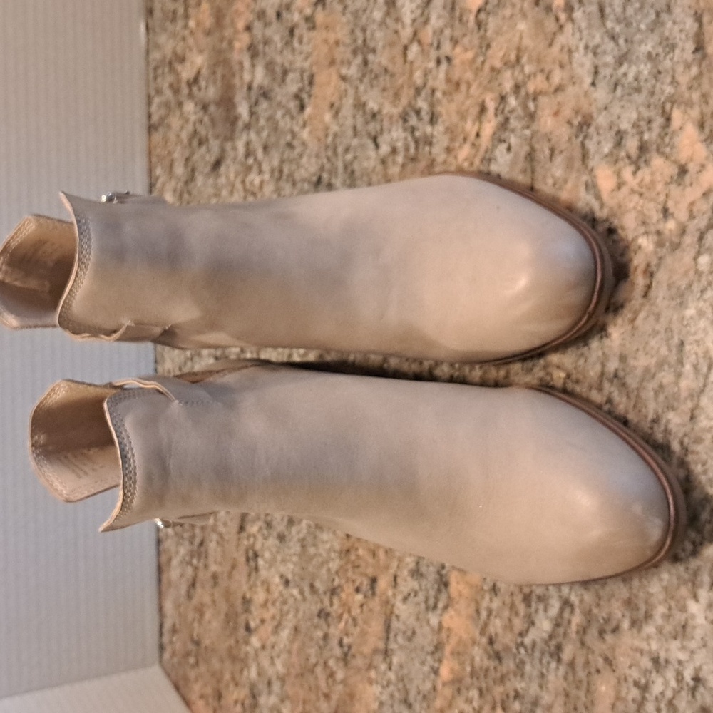 ALDO cut-out ankle booties, size 8. - Picture 3 of 6